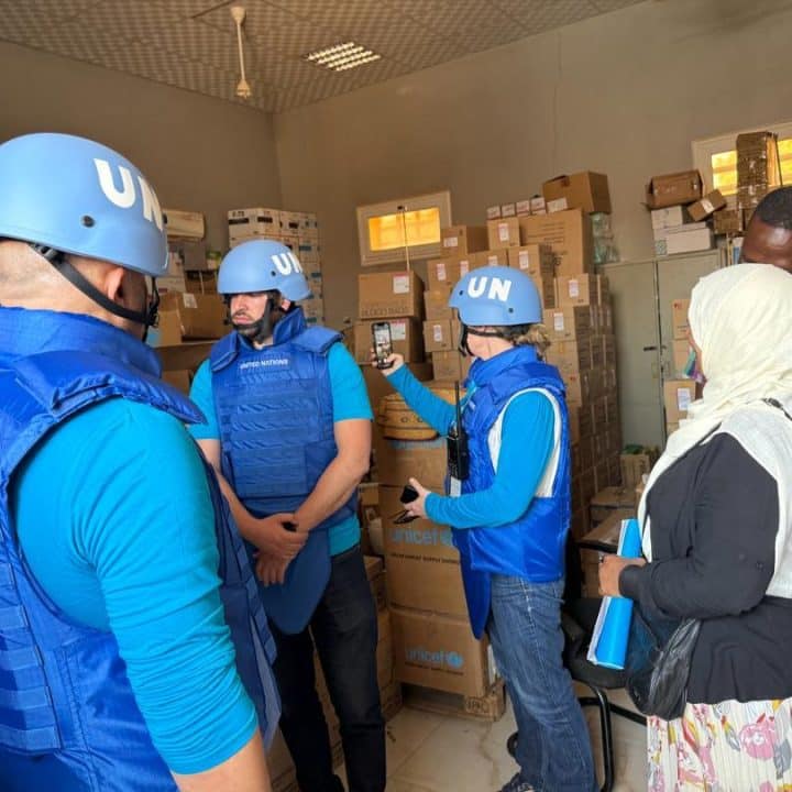 Au Soudan, le personnel de l'UNICEF contrôle les stocks de fournitures humanitaires lors d'une mission à Khartoum : la première depuis que la guerre a éclaté en avril 2023. Le personnel a également évalué la situation des enfants affectés par le conflit en cours. © UNICEF/UNI533177/Alkhalifa